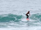 Dani Suzuki surfa em praia do Rio e mostra habilidade em cima da prancha