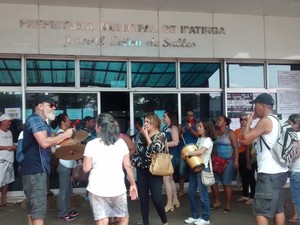 Servidores pedem  recompasição salarial e pagamento da complementação dos aposentados  (Foto: Patrícia Belo / G1)