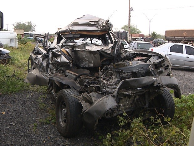 Com o impacto na traseira do caminhão, a picape ficou completamente destruída (Foto: Reprodução/TV Paraíba)