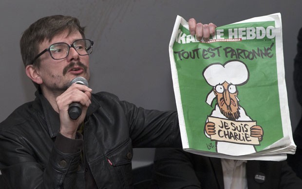 O cartunista Luz mostra a próxima capa do jornal “Charlie Hebdo” (Foto: Philippe Wojazer/Reuters)