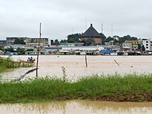 Rio Juruá atingiu a cota de transbordamento nesta terça-feira (24) (Foto: Vanísia Nery/G1)