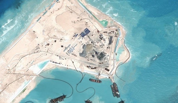 Imagens de satélite mostram movimentação de navios chineses com areia em arquipélago Spratly, região entre Vietnã e Filipinas (Foto: Reprodução/ CSIS's Asia Maritime Transparency Initiative)