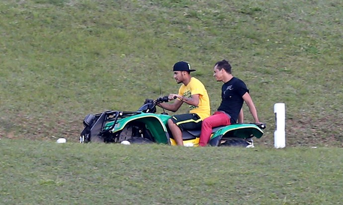Neymar andando de quadriciclo na Granja Comary (Foto: Alex Silva/Agência Estado)