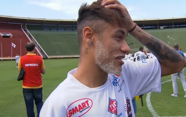 Neymar exibe barba descolorida em jogo beneficente (Foto: Reprodução SporTV)