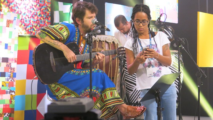 A produtora Silvana Pimenta tirando dúvidas com Saulo (Foto: TV Bahia)