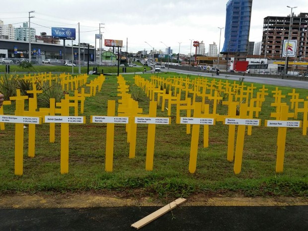 Cruzes na BR-101 em São José lembam mortes das rodovias federais em 2015 (Foto: SINPRF-SC/Divulgação)