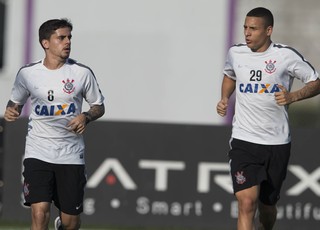 Arana e Fagner fazem treino com bola e dão novo passo rumo à recuperação