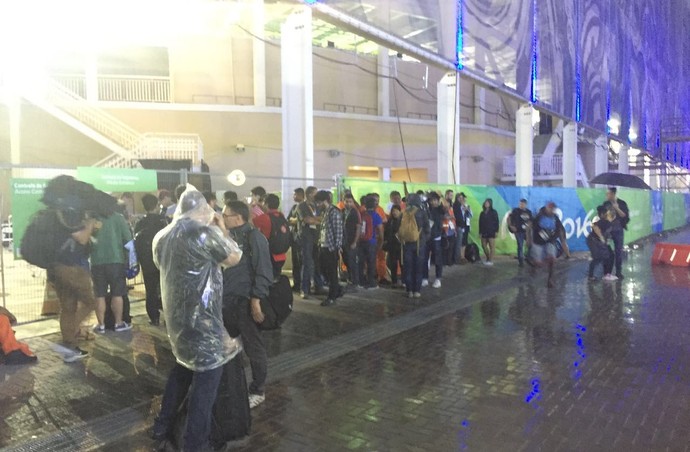 Estádio Aquático foi evacuado no início da noite por conta de mochila suspeita (Foto: Matheus Tibúrcio)