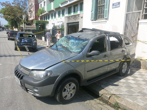 G1 Acidente Faz Carro Capotar Até Parar Em Cima De Outro Em Santos