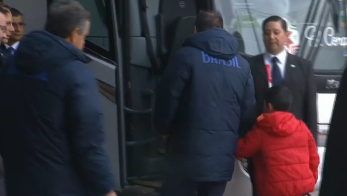 Dunga leva garoto para ônibus; Seleção (Foto: Reprodução/SporTV)