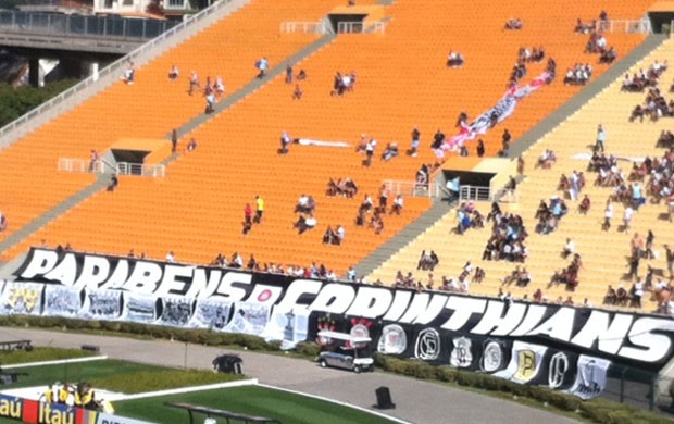 Torcida do Corinthians faz homenagem ao clube no Pacaembu (Foto: Carlos Augusto Ferrari/Globoesporte.com)