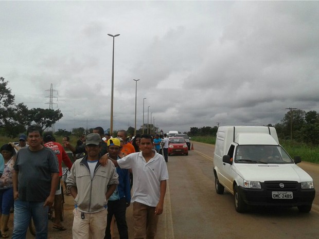 Manifestantes do Assentamento 29 de Setembro em Tagautinga, no DF, liberam via e voltam para o condomínio pelo acostamento (Foto: Jéssica Simabuku/G1)