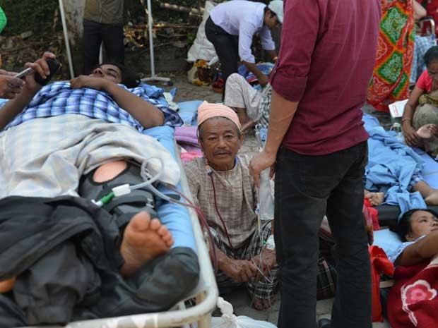 Hospital de Katmandu leva pacientes em macas para as ruas da  (Foto: Prakash Mathema / AFP Photo)