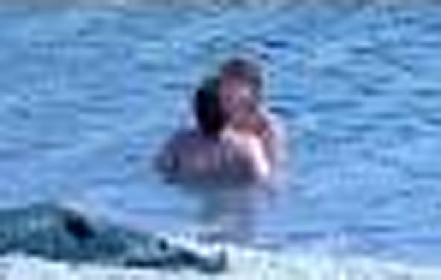 Casal desinibido fez sexo em praia austríaca e choca frequentadores (Foto: Reprodução) Casal desinibido fez sexo em praia austríaca e choca frequentadores (Foto: Reprodução)