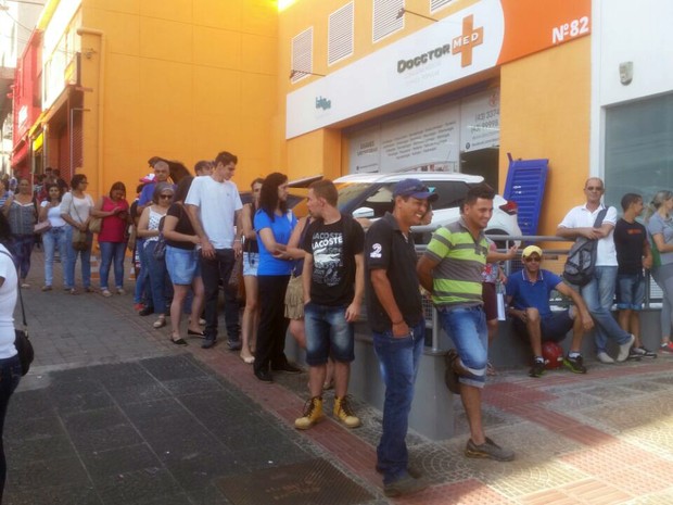 Segundo assessoria da Caixa, 200 pessoas foram atendidas na agência na Rua Professor João Cândido, em Londrina, no início da manhã desta sexta-feira (10) (Foto: Alberto D´Angele/RPC)