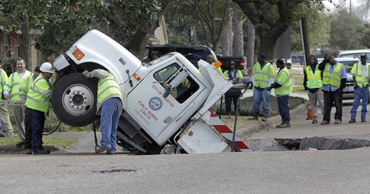 G Caminh O De Obras Afunda Em Buraco Durante Reparo De Rua No Texas