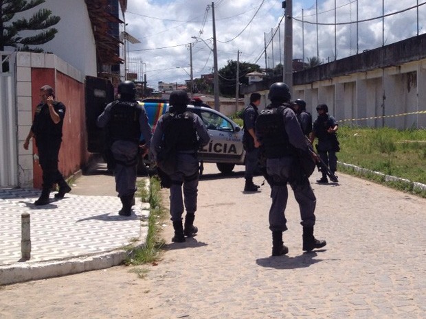 Esquadrão Antibombas da PM se prepara para desarmar bombas no presídio Frei Damião de Bozzanno, no Recife (Foto: Mônica Silveira/TV Globo)