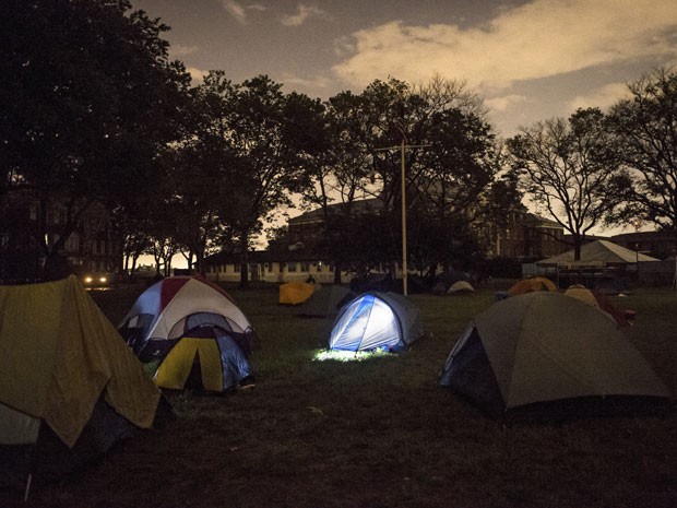 Barracas de camping em Governors Island (Foto: Robert Stolarik/The New York Times)