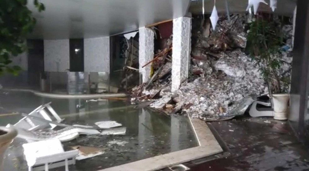 Foto mostra neve e entulho que invadiu o Hotel Rigopiano, em Farindola, na região central da Itália (Foto: Italian Finance Police via AP)