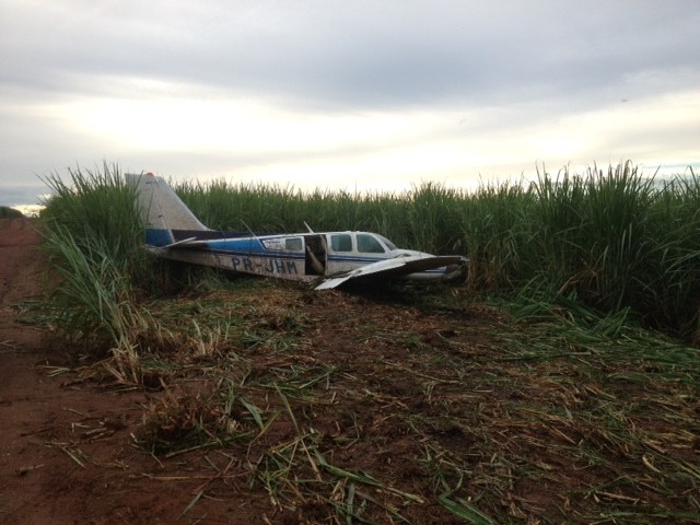 Avião foi encontrado caído em canavial, na zona rural de Porto Feliz (Foto: Luana Eid/G1)