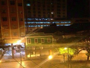 Chuva deixa centro de Petrópolis alagado (Foto: Priscilla Bechtlufft)