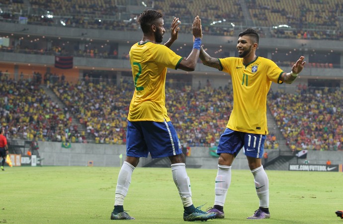 Jogadores comemoram gol do Brasil sobre o Haiti em Manaus (Foto: Danielo Melo?Agência Estado)