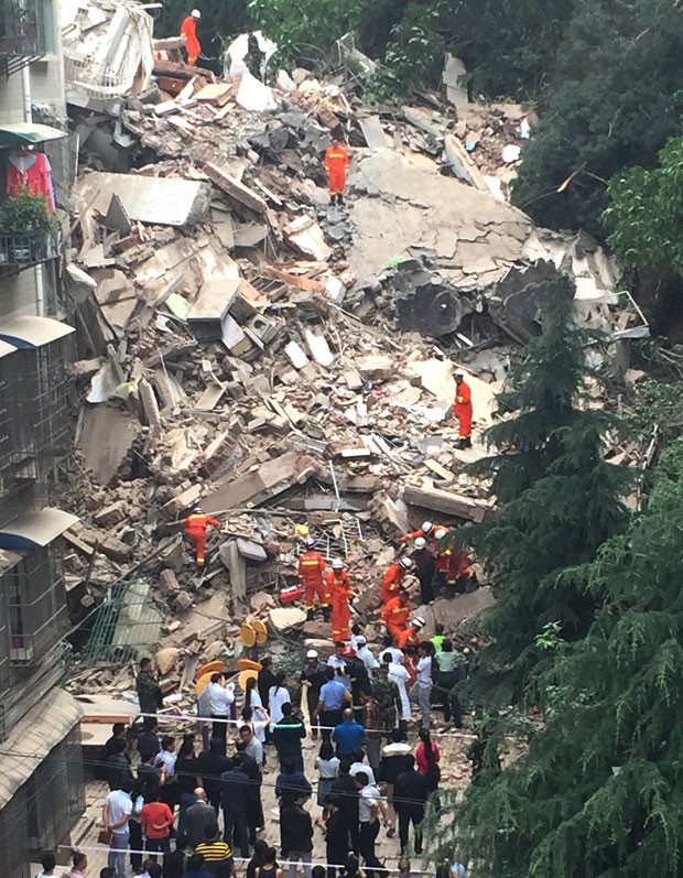 Equipes de resgate trabalham nos destroços de um prédio que desabou na China (Foto: China Daily/Reuters)