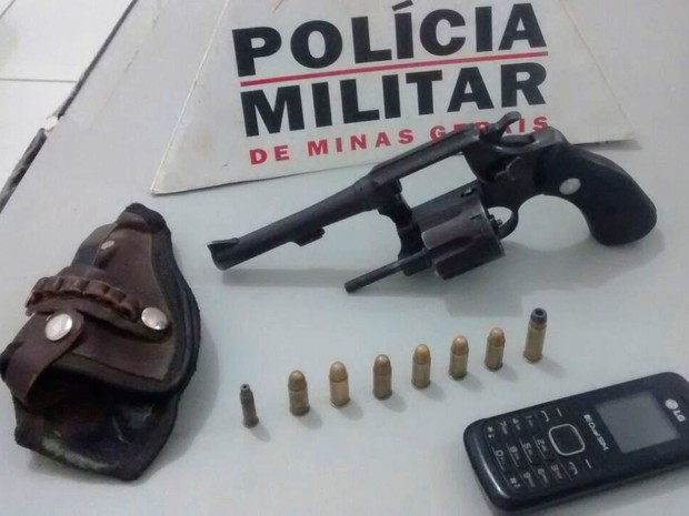 Arma apreendida com o jovem de 24 anos (Foto: Polícia Militar/Divulgação)