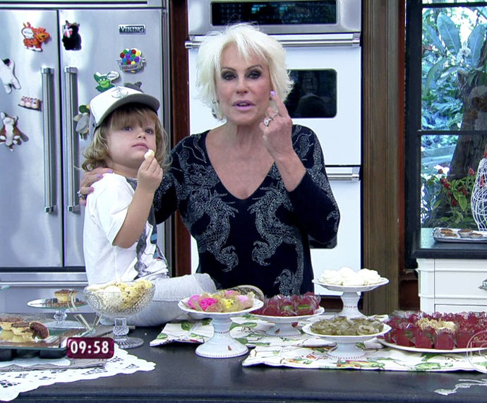 Bento, neto de Ana Maria, prova doce no 'Mais Você' (Foto: TV Globo)