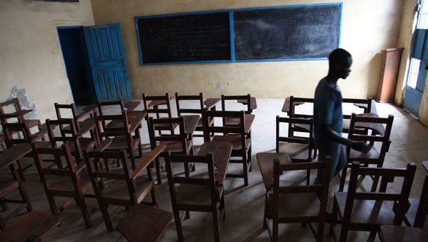 Menino caminha por sala de aula de Monrovia, fechada após o surto de ebola na Libéria (Foto: AFP)