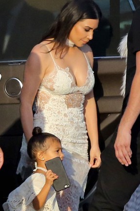 X17 - Kim Kardashian e a filha North West em festa em Los Angeles, nos Estados Unidos (Foto: X17online/ Agência)