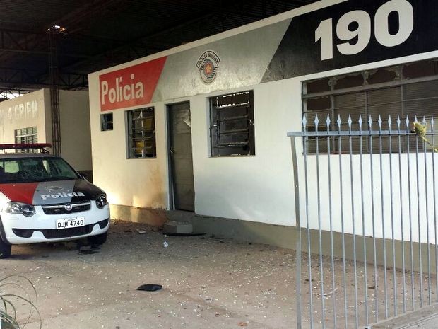 G1 Ladrões batem carro em fuga após PM frustrar crime em Elias Fausto