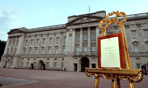 Cavalete com anúncio do bebê real na porta do Palácio de Buckingham (Foto: Reuters / Agência)