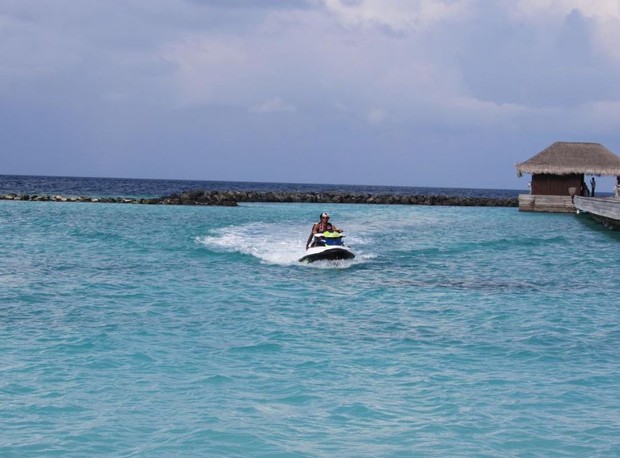 Talula e o marido, Zinho Alves, andando de jet ski nas Ilhas Maldivas (Foto: Reprodução/Instagram)