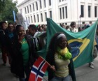 Brasileiros protestam 
pelo mundo (Cristina Romana da Costa Miranda/VC no G1)
