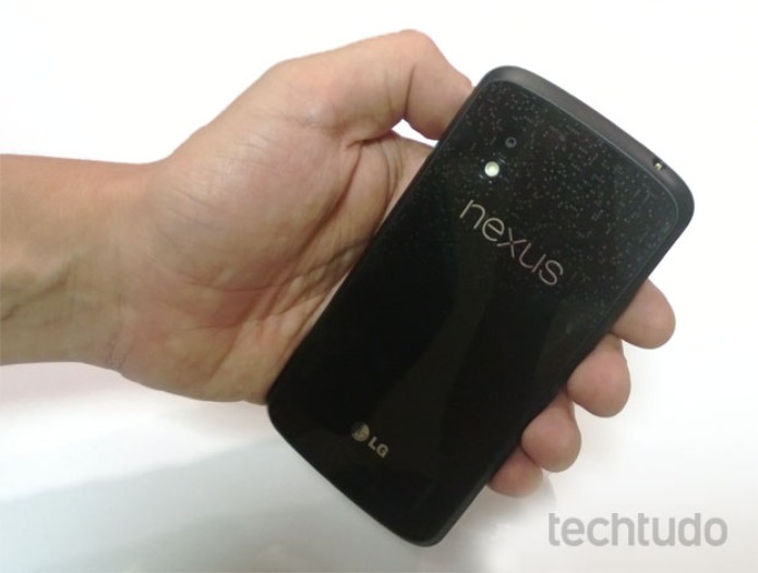Traseira do Nexus 4 garante um design nota dez (Foto: Isadora Díaz/TechTudo) Traseira do Nexus 4 garante um design nota dez (Foto: Isadora Díaz/TechTudo)