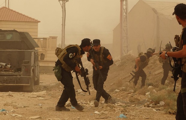 Soldados iraquianos se defendem de ataque do grupo Estado Islmico em Ramadi, no dia 14 de maio (Foto: AP)