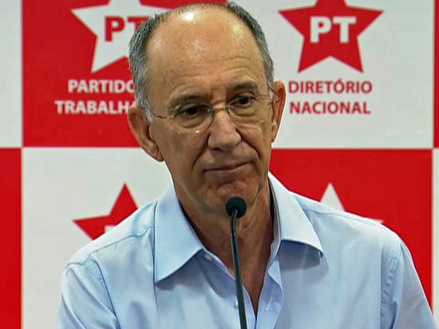 Presidente do PT, Rui Falcão, fala em São Paulo sobre pedido de impeachment  (Foto: Reprodução/TV Globo)