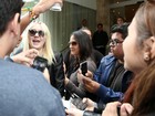 Dakota Fanning posa com fãs no hotel antes de deixar o Rio. Vídeo!