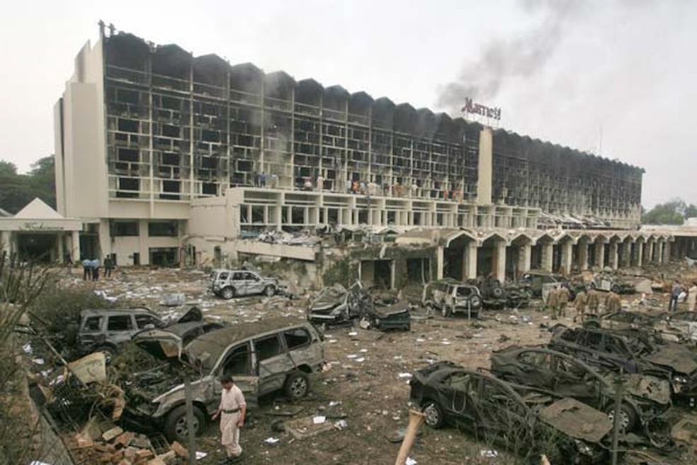 A explosão deixou grande parte do hotel Marriott completamente destruída em setembro de 2008 (Foto: Reuters)