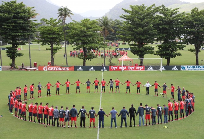 Jogadores do Flamengo fizeram círculo e 1 minuto de silêncio antes do treino em homenagem à Chapecoense (Foto: Dovulgação/Flamengo)