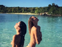 Toni Garrn e Sara Sampaio causam ao posar de topless em praia paradisíaca