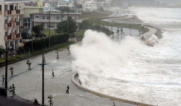 Ondas altas atingem Yonabarucho, em Okinawa, Japão neste domingo (26) (Foto: Reuters)