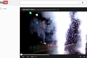 Vídeo publicado em canal do YouTube do Gurizada Fandangueira mostra efeitos pirotécnicos durante show do grupo (Foto: Reprodução/YouTube)