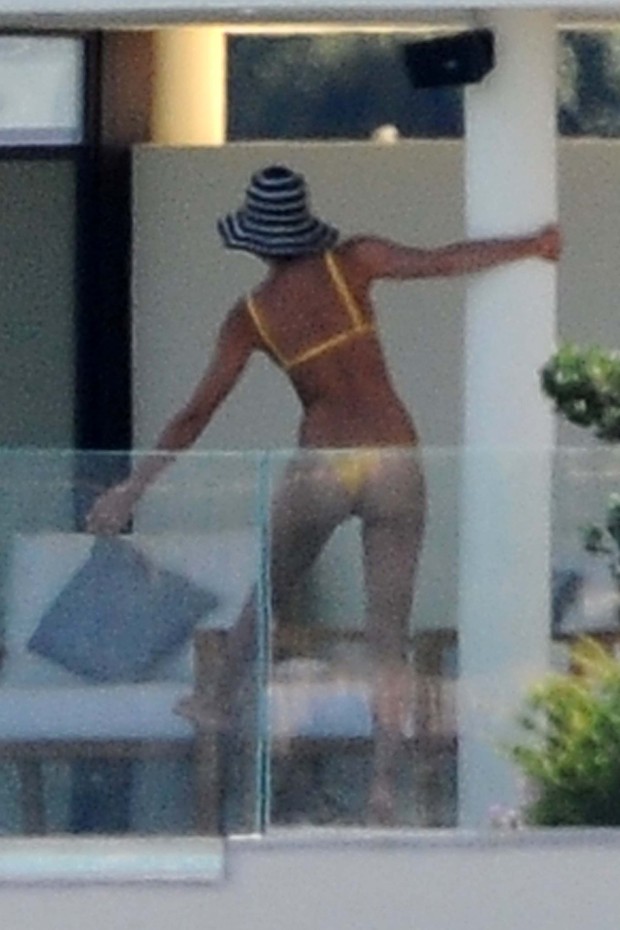 Irina Shayk faz pose sexy e dança para Bradley Cooper em tarde de férias na Itália (Foto: AKM)