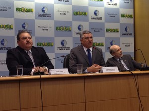 O ministro da Saúde, Alexandre Padilha, anuncia as novas coberturas para planos de saúde nesta segunda-feira (21) em Brasília (Foto: Luciana Amaral/G1)