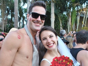 Casal de noivos se divertiram na folia de São Luiz do Paraitinga. (Foto: Paula Alvares/G1)