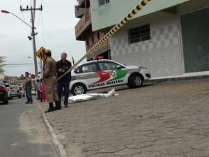 Polícia Militar faz buscas pelo autor do homicídio (Foto: Osvaldo Sagaz/CBN Diário)