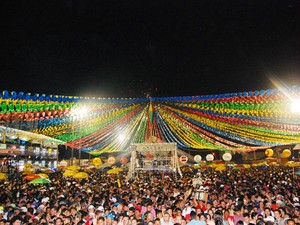 Uma multidão lotou o Parque do Povo para participar da última noite do Maior São João do Mundo  (Foto: Taiguara Rangel/G1)