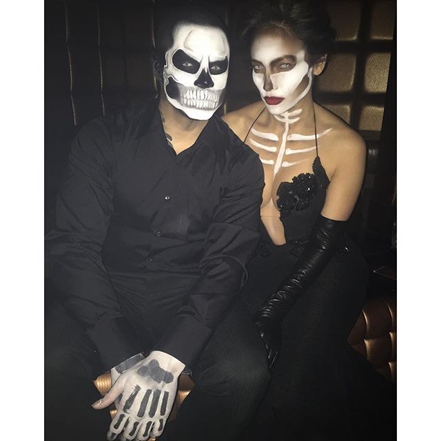 Casal vestindo uma fantasia de halloween de caveira